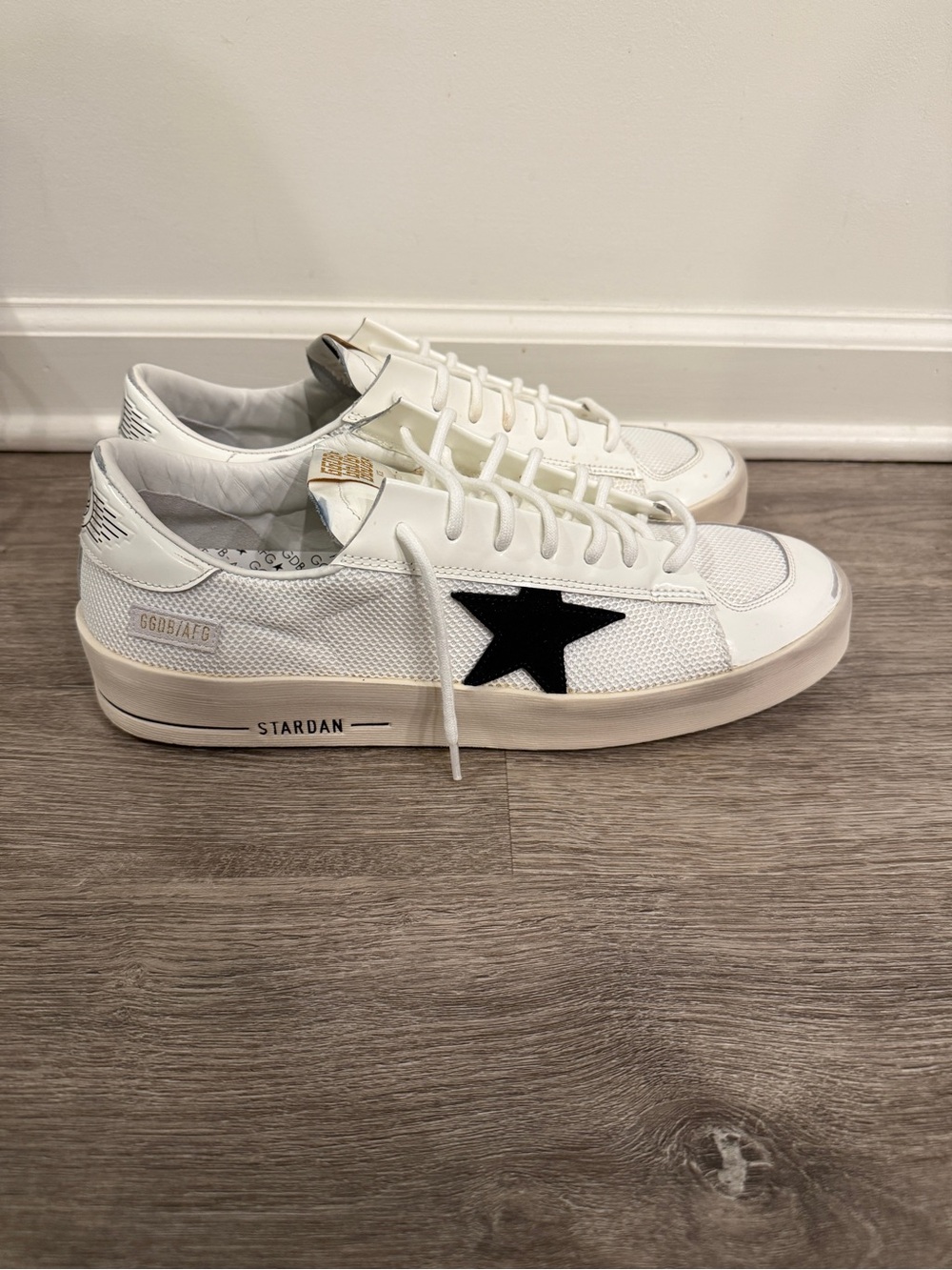 Golden Goose White Sneakers with Black Star - Picture 4 of 11